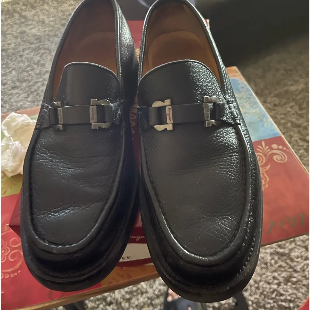 Black leather Ferragamo loafers size 9EE - Picture 1 of 5